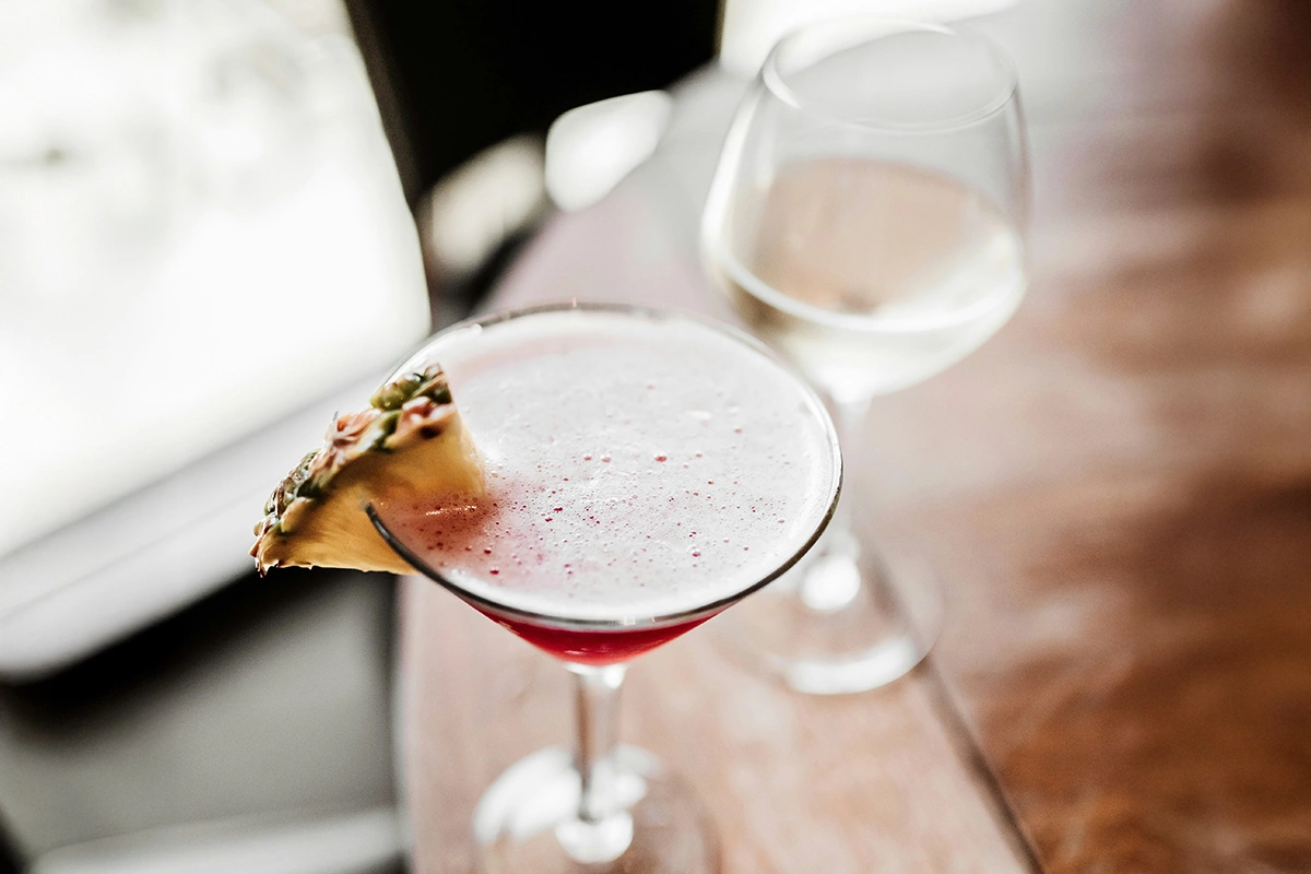 Использование вина при смешивании коктейлей — одно из тех удовольствий, в которых им стыдно признаваться