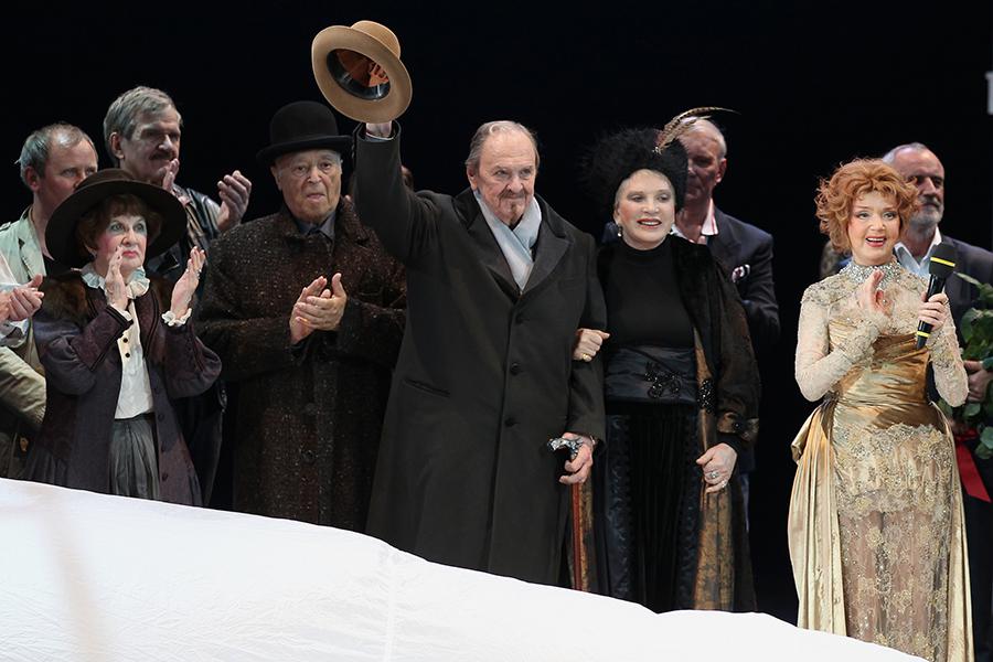 Актер Юрий Яковлев (в центре) принимает поздравления в честь 85-летия после спектакля «Пристань» на сцене Государственного академического театра имени Евгения Вахтангова в Москве, 2013 год