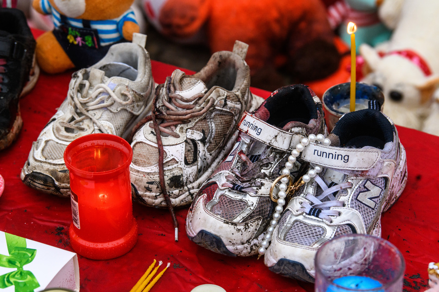 Стихийный мемориал на месте гибели в ДТП двух девочек, которых сбил пьяный водитель, Ревда, 8 октября 2025 года