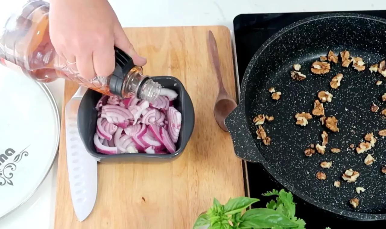 Залейте лук яблочным уксусом