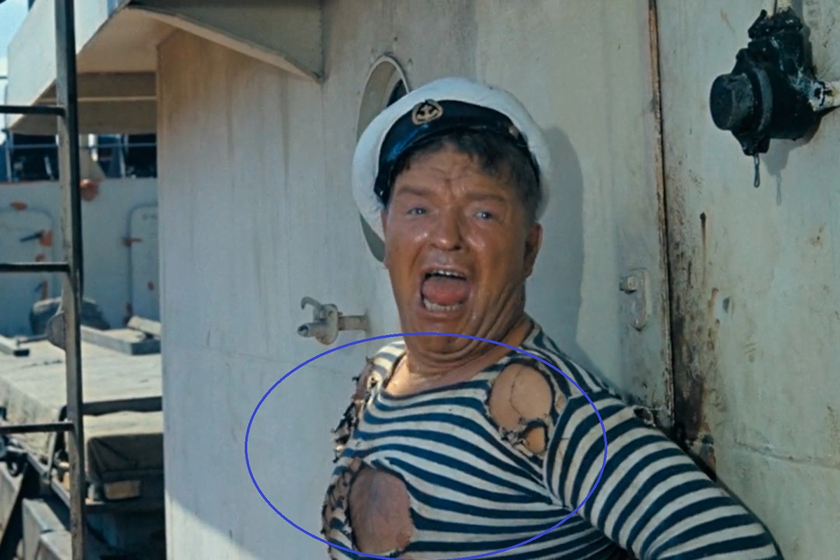 Тельняшка убегающего ото льва боцмана сильно порвана, кадр из фильма «Полосатый рейс»