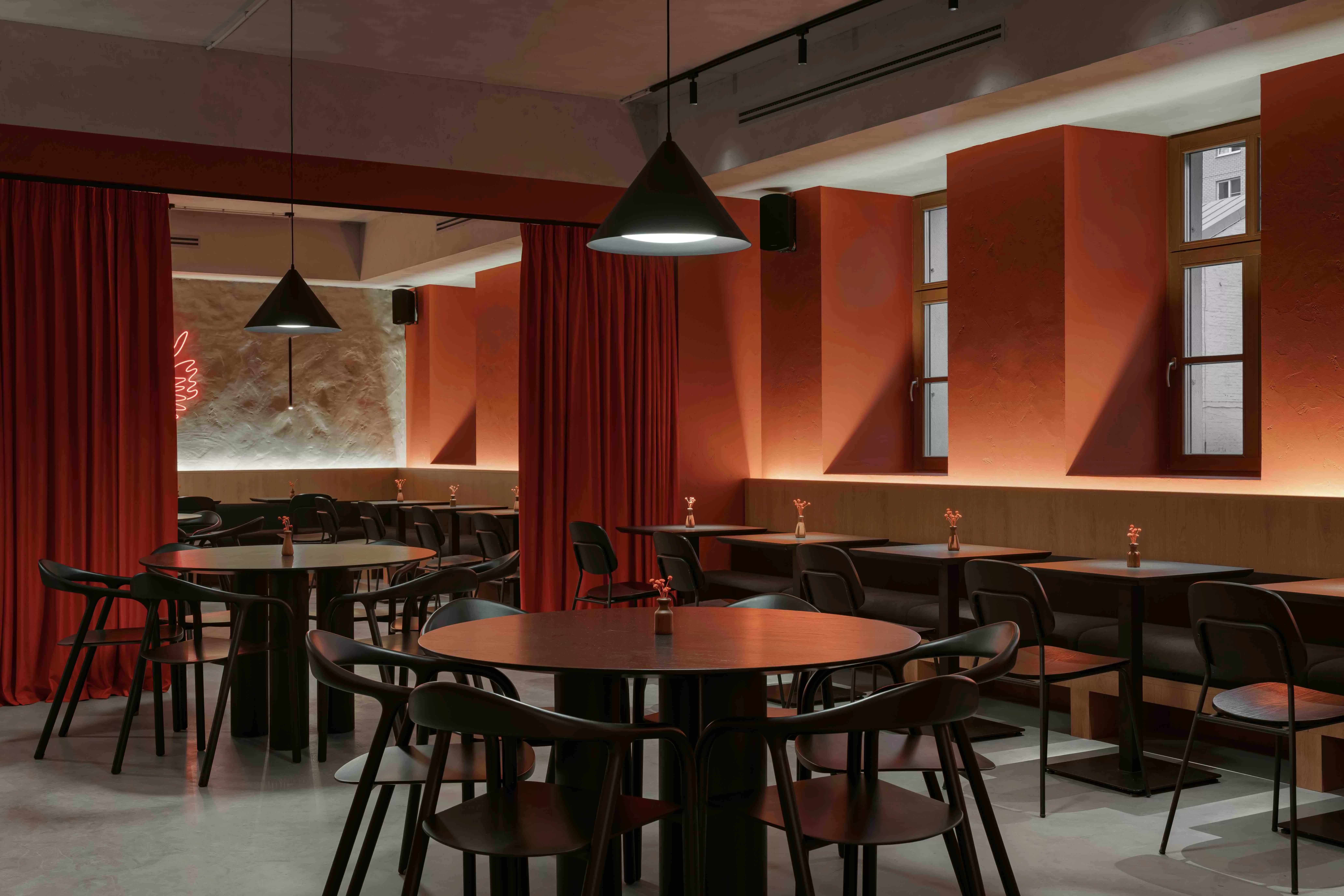 Первый этаж функционирует как полноценная раменная, остальные пространства ориентированы на фанатов японской поп-культуры и мероприятия бренда