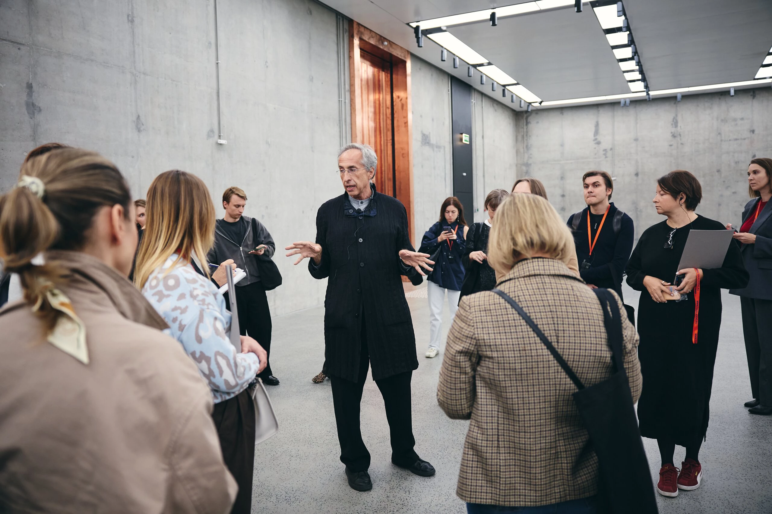 Сергей Чобан в выставочном зале музея «ЗИЛАРТ»