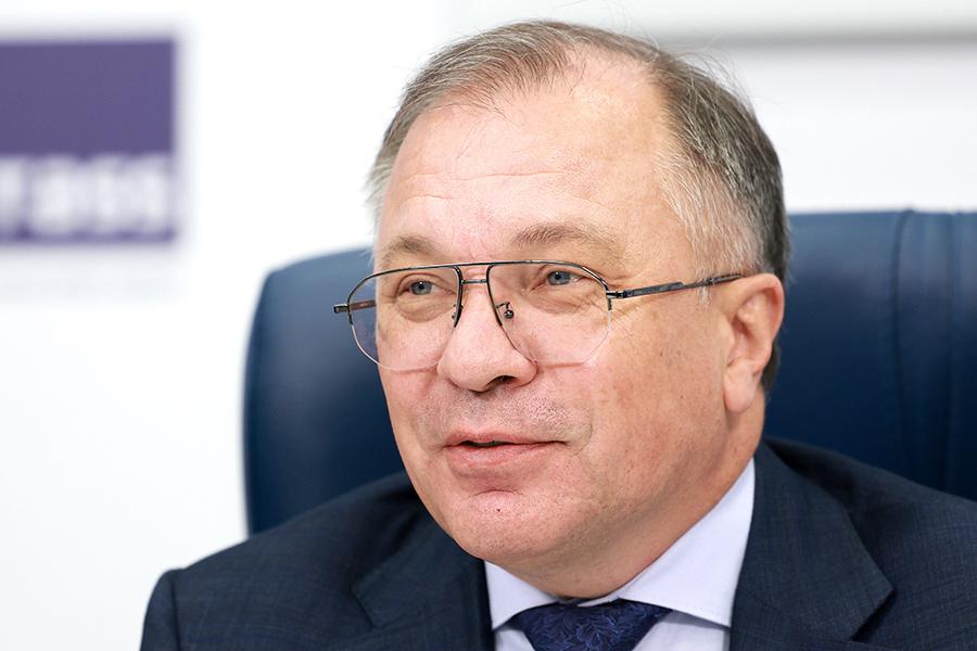 21 октября Лефортовский суд Москвы арестовал главу Агентства по страхованию вкладов (АСВ) Андрея Мельникова. Ему предъявили обвинение в хищении около 4 млрд руб. при эксплуатации аквапарка &laquo;Аквамир&raquo; в Новосибирске (аквапарк находился под конкурсным управлением АСВ, поскольку был передан в качестве залога банку &laquo;Межтопэнергобанк&raquo; обанкротившейся строительной компанией). Как сообщал источник РБК, показания на Мельникова дала его бывший заместитель Ольга Долголева, которая была задержана весной.

Обвиняемыми по делу также проходят еще один заместитель Мельникова Александр Попелюх, руководитель сибирского филиала ФГУП &laquo;ФТ-Центр&raquo; (госкомпании при Росимуществе, занимающейся управлением федеральной недвижимостью) Евгений Богорад, его племянник, индивидуальный предприниматель Максим Устинов, учредитель ООО &laquo;Белая сфера-констракшн&raquo; Аркадий Тарабрин и бухгалтер этой компании Ирина Сокотун, а также глава &laquo;РАТМ Холдинга&raquo; Эдуард Таран, конкурсный управляющий Дмитрий Воронин и экс-замминистра экономического развития Новосибирской области Наталия Муханова.