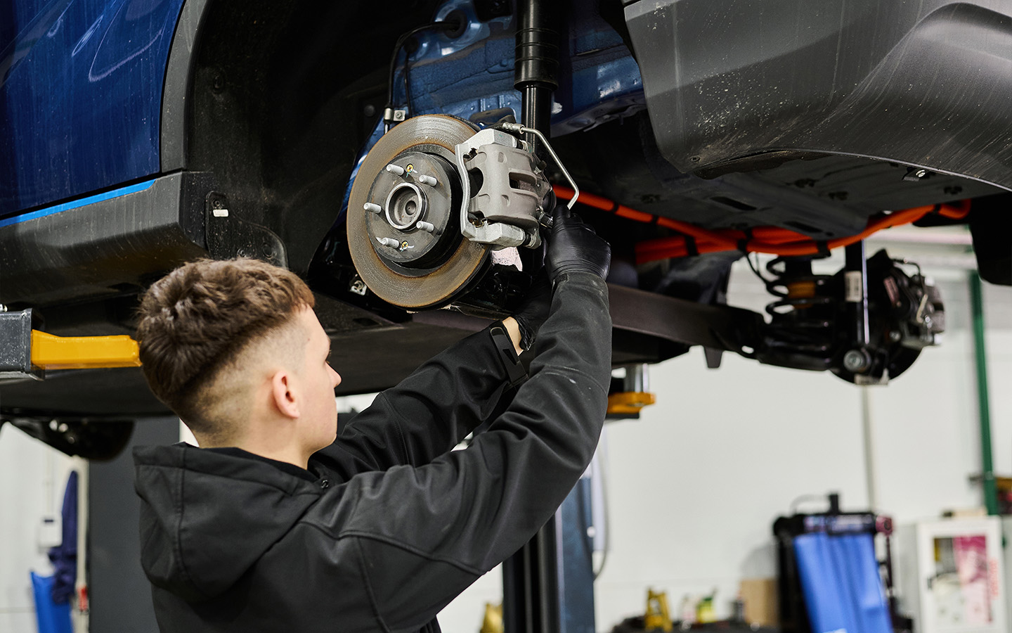 Для профилактики отказа тормозов осматривайте магистрали и шланги на наличие трещин, коррозии и запотеваний хотя бы раз в 3-4 года