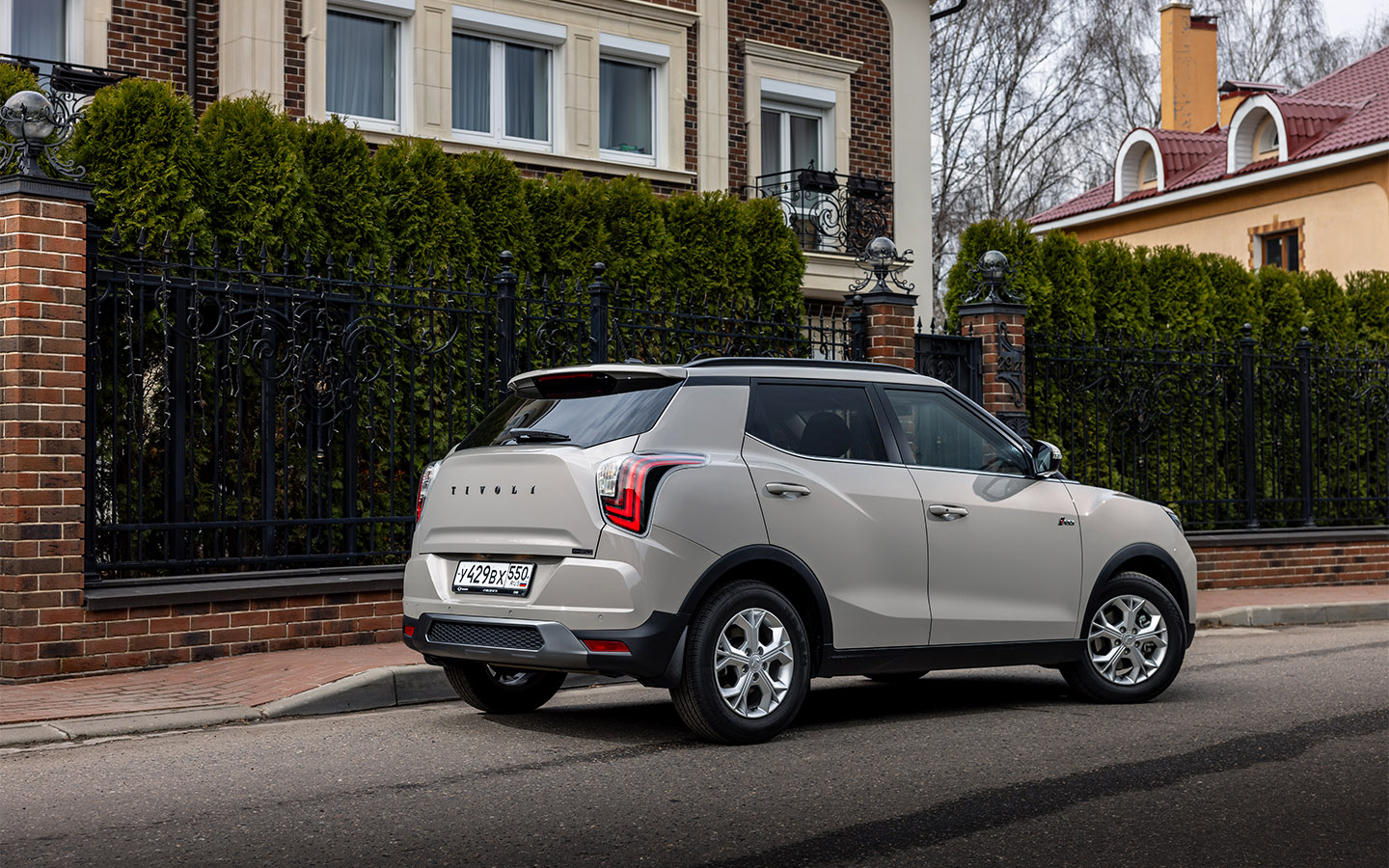 Сзади выделяется необычная форма пятой двери с затейливыми по форме выштамповками, слово внутри её спрятано что-то объемное, а также весьма оригинальные по фасону задние фонари