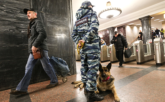 Сотрудники полиции в московском метро
