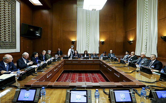 Спецпосланник ООН Стаффан де Мистура (второй слева) на&nbsp;переговорах по&nbsp;вопросу урегулирования сирийского конфликта в&nbsp;Женеве