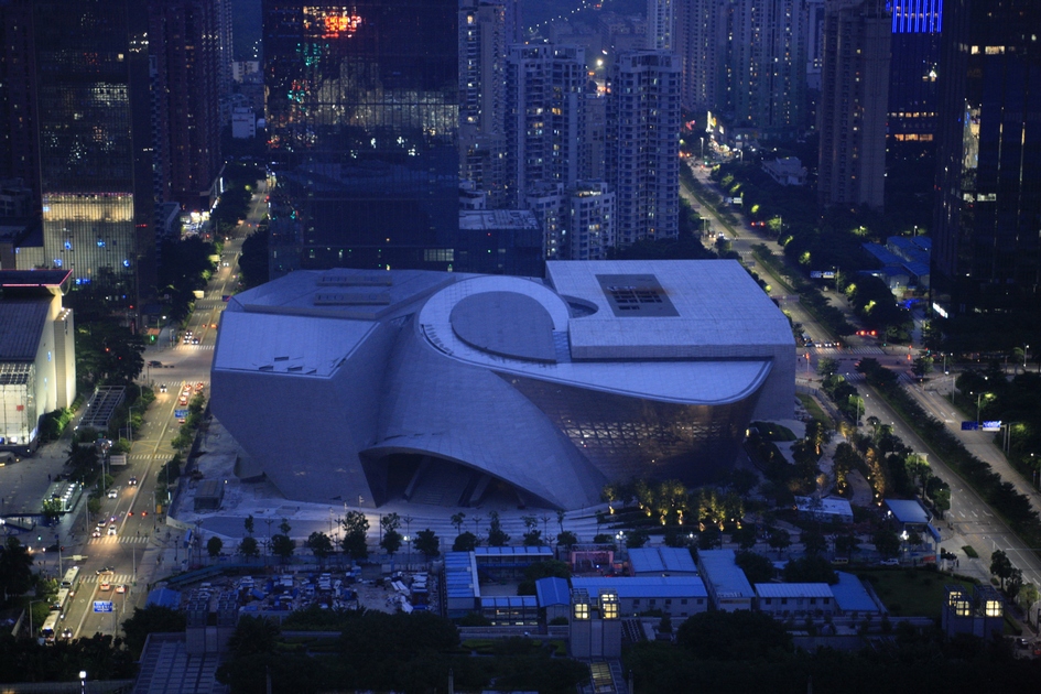 Museum of Contemporary Art &amp; Planning Exhibition находится в&nbsp;Шэньчжэне&nbsp;&mdash;&nbsp;одном из&nbsp;крупнейших мегаполисов Китая с&nbsp;населением в&nbsp;11 млн человек. За последний год цены на&nbsp;жилье в&nbsp;этом городе выросли на&nbsp;52%

