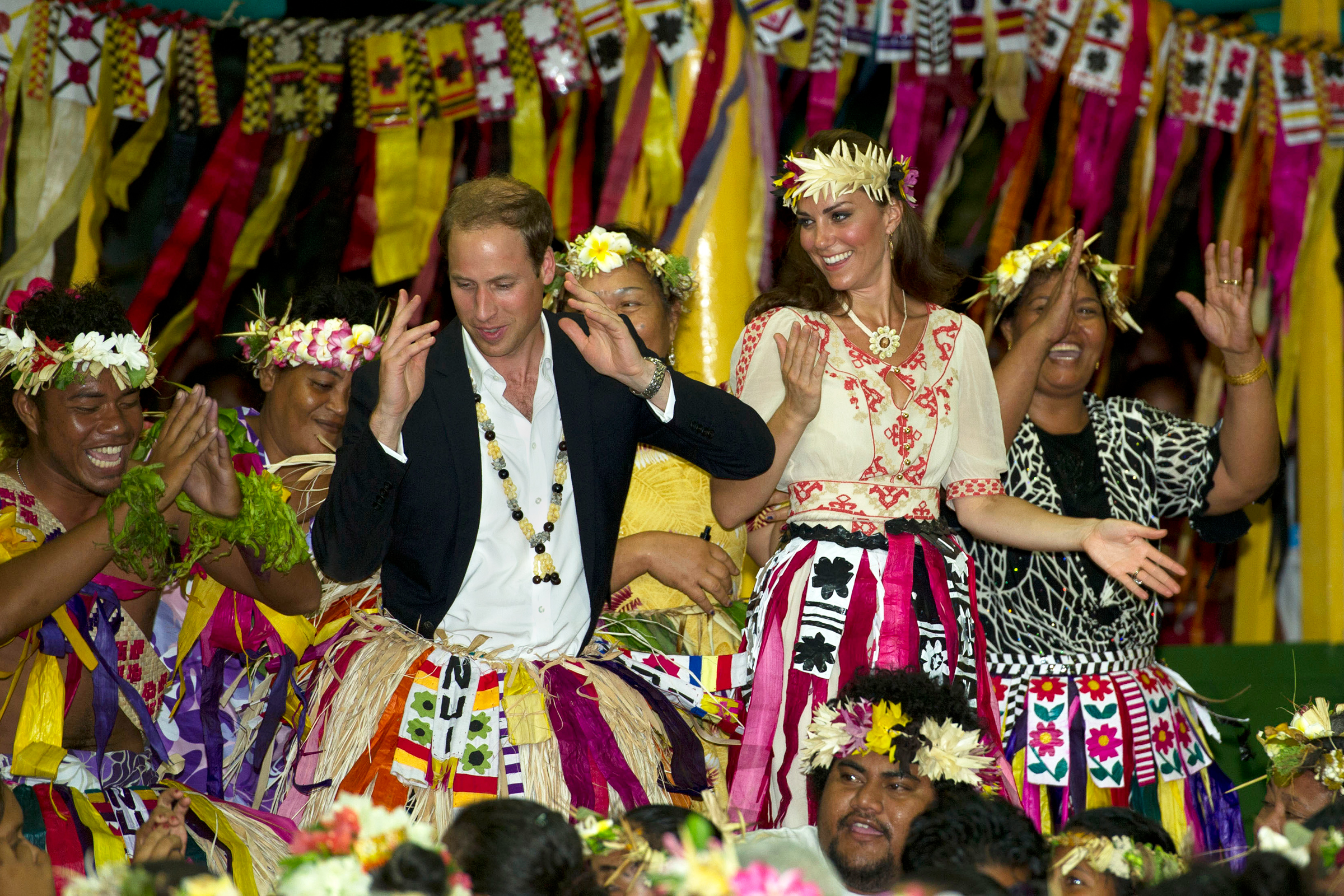 18 сентября 2012 года. Принц Уильям и Кейт Миддлтон танцуют на церемонии Vaiku Falekaupule &mdash; торжественном&nbsp;собрании&nbsp;старейшин и вождей &mdash; в Тувалу
