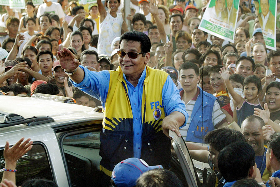 Известный филиппинский актер Фернандо По-младший в 2004 году стал оппозиционным кандидатом на президентских выборах. Он конкурировал с действовавшей главой государства Глорией Макапагал-Арройо. Уступив чуть более 1 млн голосов избирателей, актер и политик безуспешно оспаривал результаты выборов в Верховном суде. В том&nbsp;же году По-младший умер.