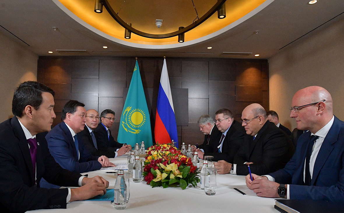 Михаил Мишустин во время встречи в Алма-Ате с премьер-министром Казахстана Аскаром Маминым