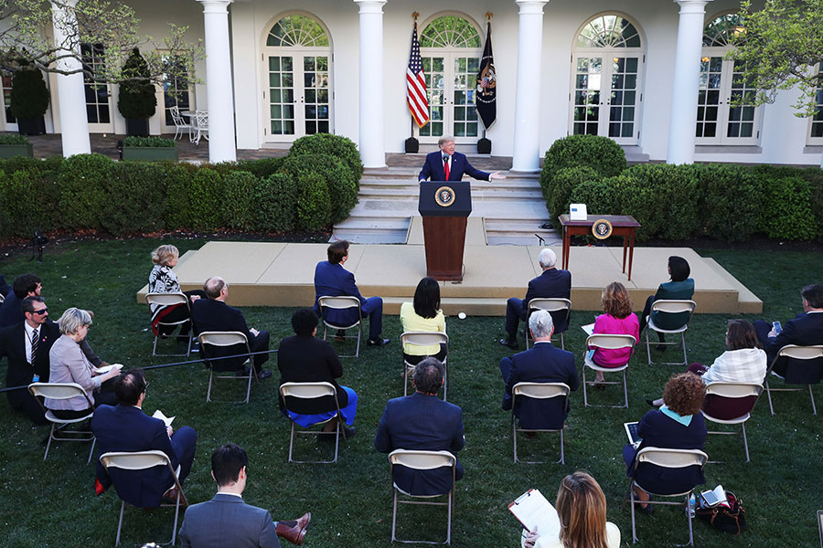 Президент США Дональд Трамп проводит в Белом доме регулярные брифинги по теме борьбы с коронавирусом. В ходе конференций все присутствующие соблюдают необходимую дистанцию друг от друга
