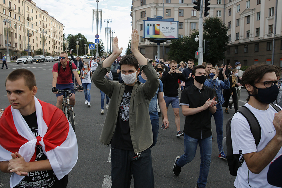 В Минске сотни протестующих прошли по центральным улицам города&nbsp;