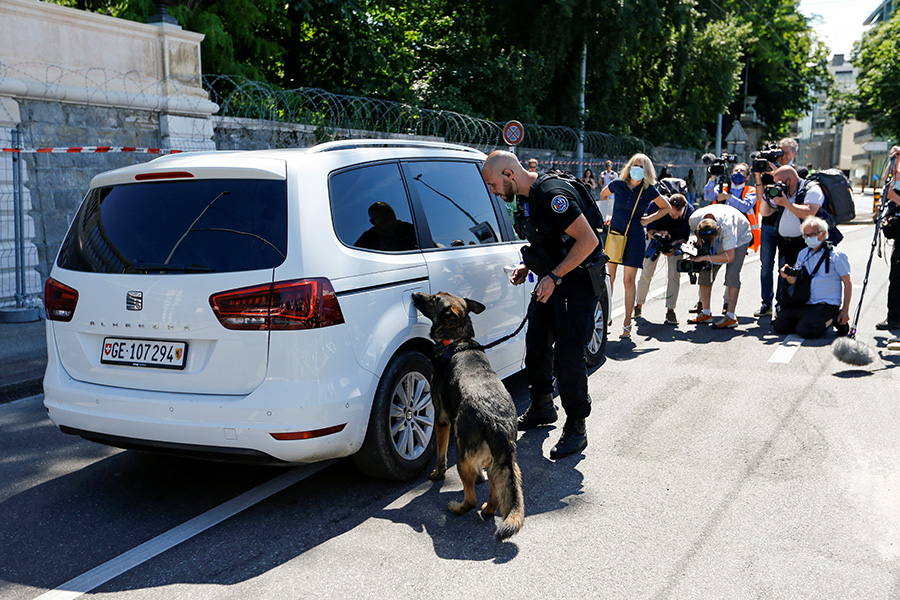 Власти Швейцарии решили направить в Женеву 900 полицейских из других частей страны и 1000 военных