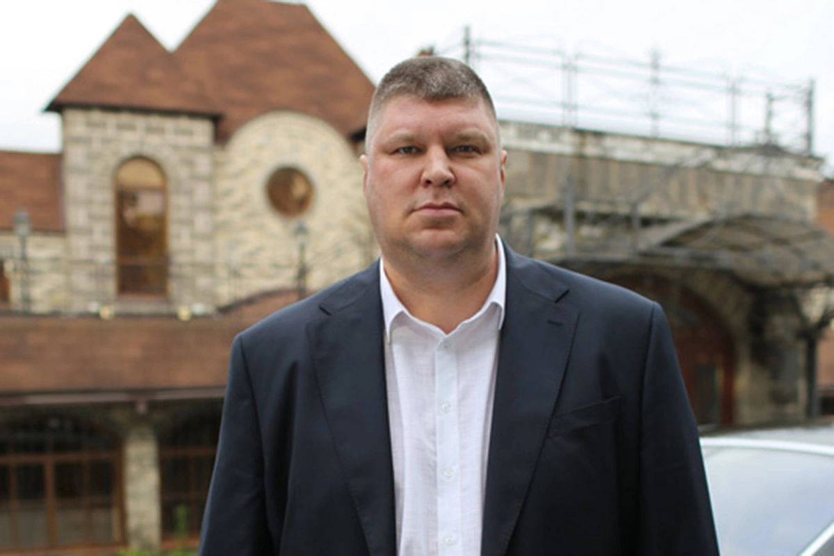 Баскетболист Андрей Свиридов стал актером и сыграл телохранителя в сериале «СашаТаня»