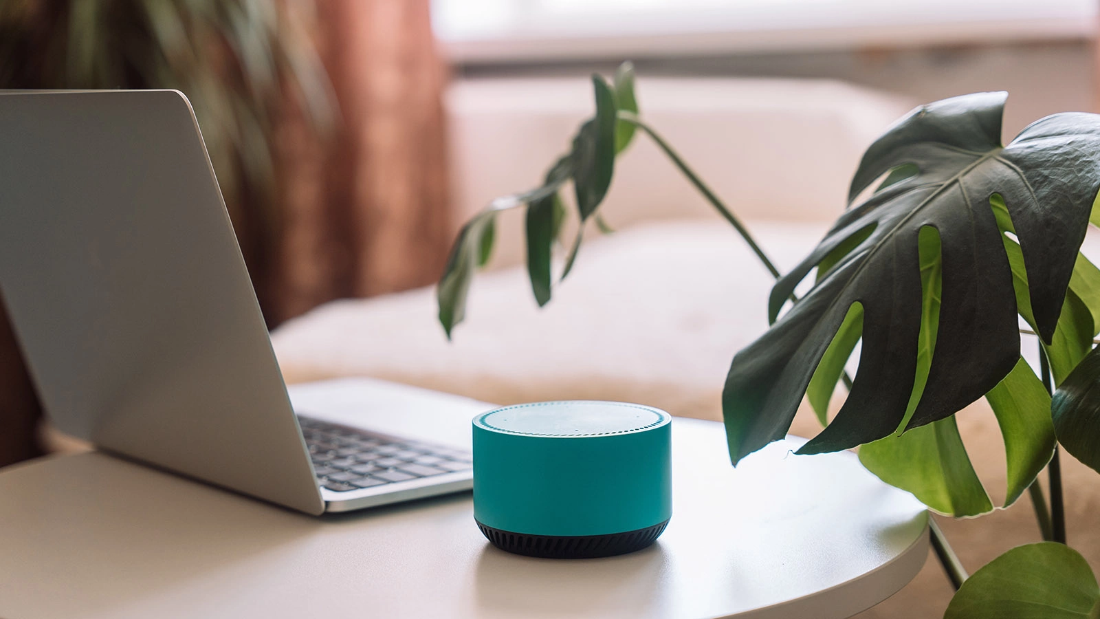 Россиян призвали не обсуждать секретную информацию около умных колонок