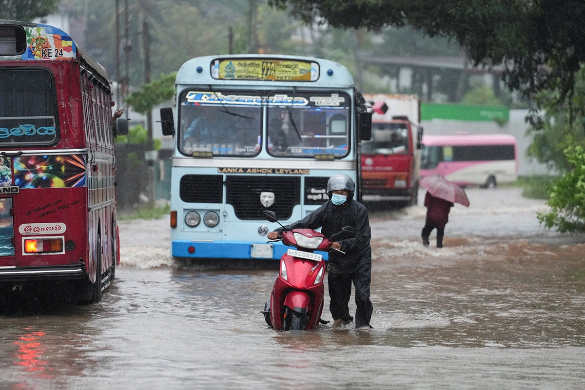 Затопленная улица после проливного дождя в Келании, Шри-Ланка, 28 ноября 2025 года