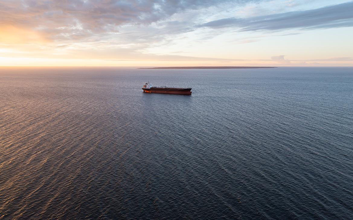 NYT сообщила о флаге России на уходящем от сил США танкере из Венесуэлы