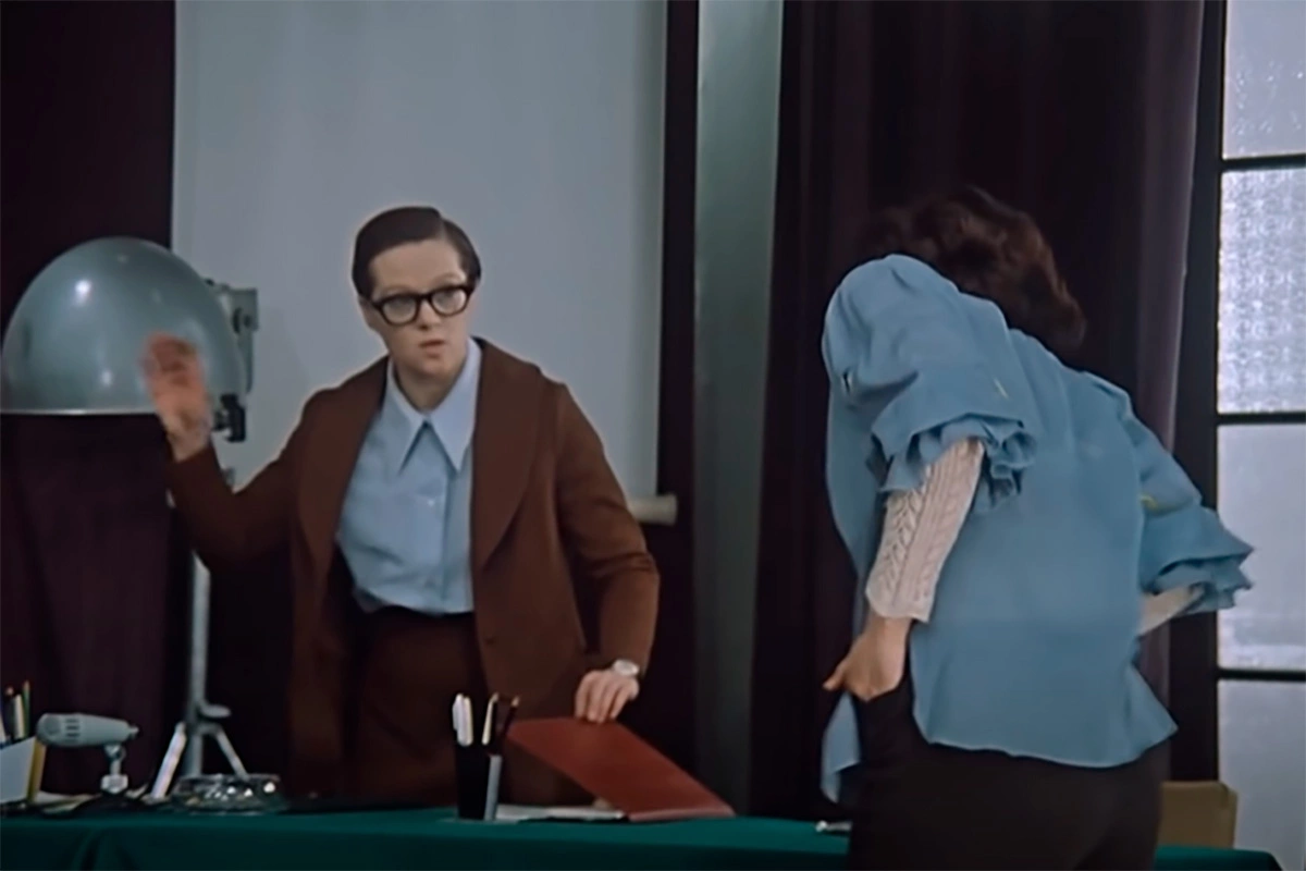 С галстуком что-то не так. В «Служебном романе» нашли странный киноляп