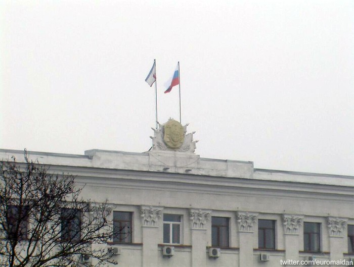 Правительство и парламент Крыма заняли вооруженные люди