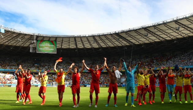 Сборная Бельгии приветствует своих фанатов на стадионе "Минейран"  перед матчем в Группе H  Бельгиея - Алжир. 17 июня, Белу-Оризонти, Бразилия. 