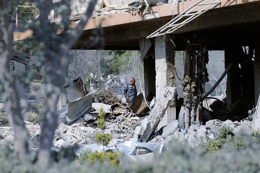 ​Минобороны Великобритании, в свою очередь, затем заявило, что наносило удары по складу на бывшей ракетной базе возле Хомса. По предварительным данным, удар оказался успешным, подчеркивали британские военные.
