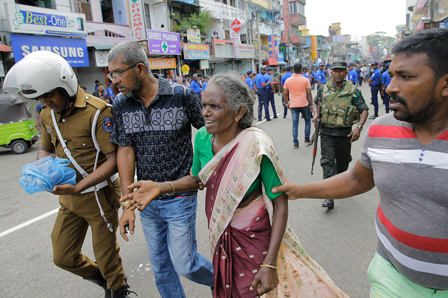 Такое решение было принято после того, как спустя шесть часов после утренних атак на Шри-Ланке произошло еще два взрыва. Оба взрывных устройств сработали в округе Коломбо, недалеко от столицы республики. При одном из таких происшествий погибли два человека, признали в полиции