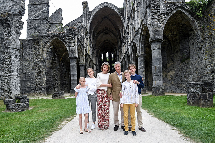 Король Бельгии Филипп и королева Матильда с детьми