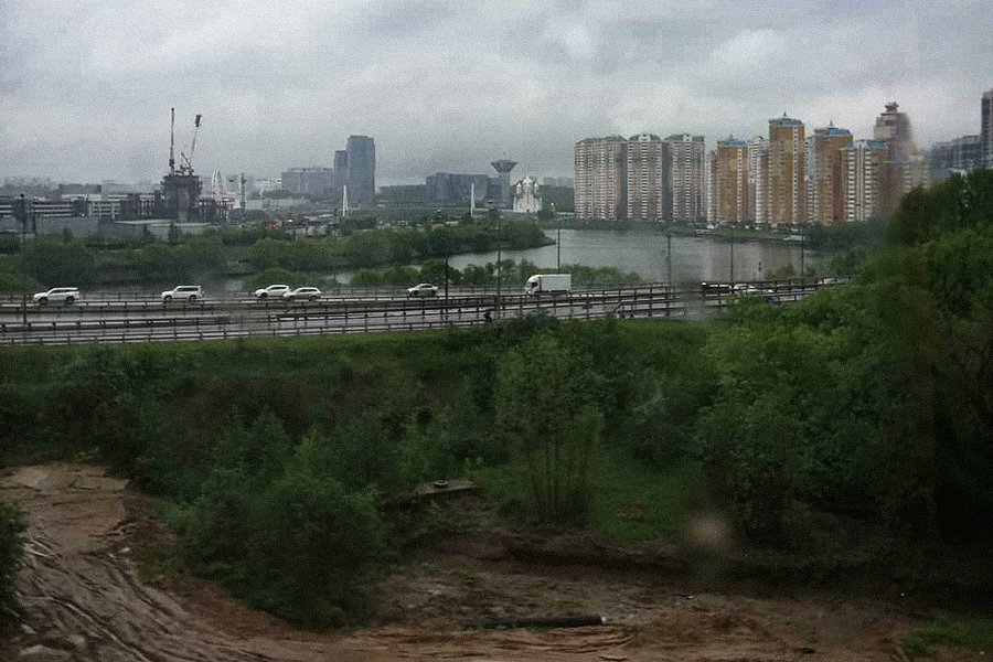 В подмосковном Красногорске улицы затопило дождем. Фоторепортаж