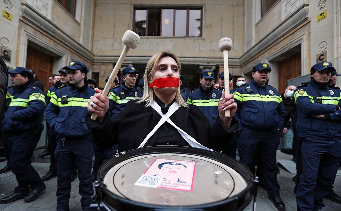 Протестующие прорвали баррикады перед парламентом в Тбилиси"/>













