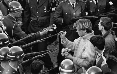 Один из примеров &laquo;цветочного протеста&raquo;, 1967 год.&nbsp;Фотограф: Берни Бостон