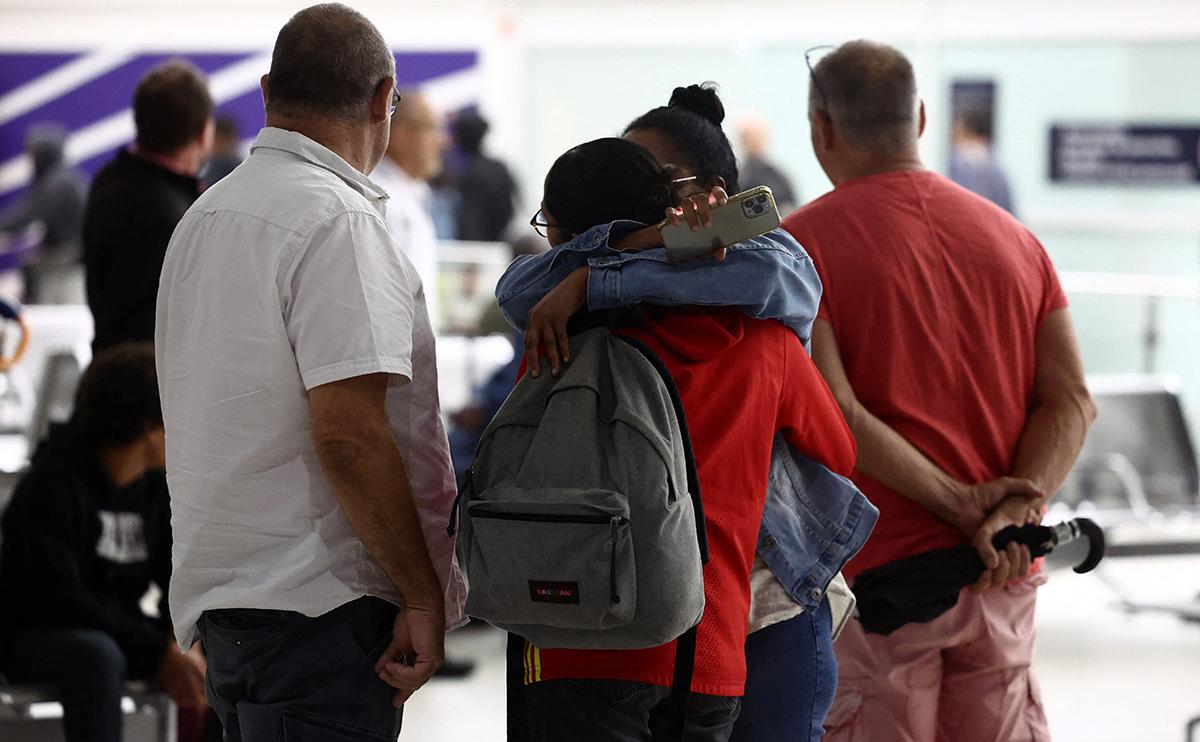 Эвакуированные граждане Франции в аэропорту Шарль-де-Голль