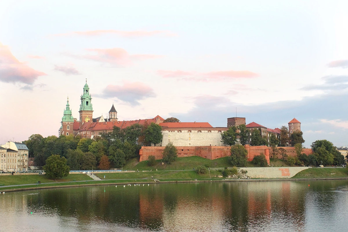 <p><br />
KRAKOW, POLAND - OCTOBER 13: General View of the Royal Castle on the Wawel Hill and Vistula river at sunset on October 13, 2011 in Krakow, Poland. (Photo by&nbsp;</p>
