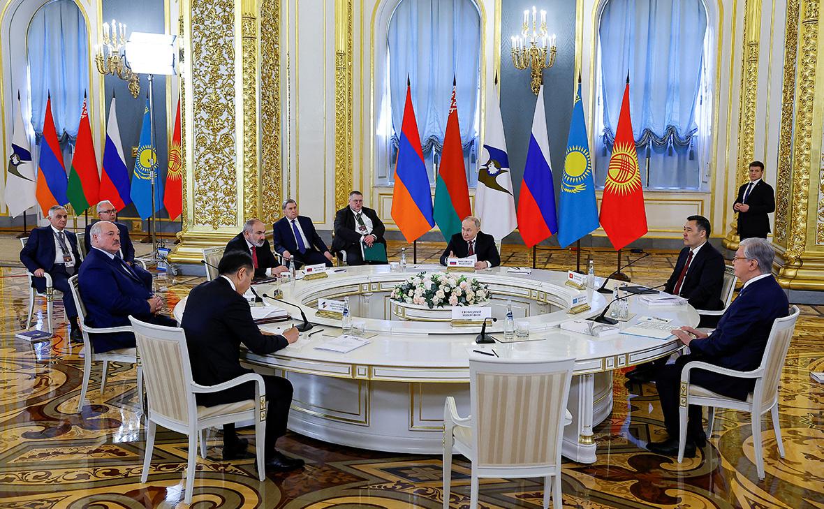 Владимир Путин (в центре) выступает на&nbsp;заседании&nbsp;Высшего евразийского экономического совета
