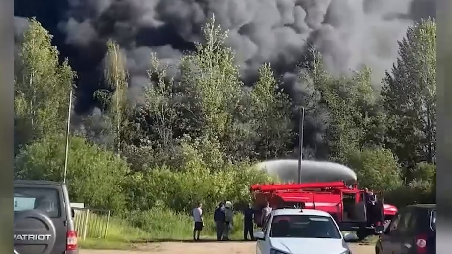 В Ярославской области загорелся склад площадью почти 5 тыс. кв. м