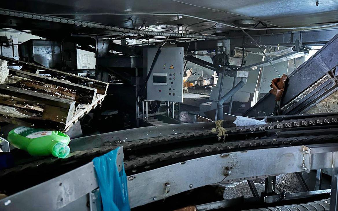 Появились фотографии разрушенного цунами рыбзавода на Курилах