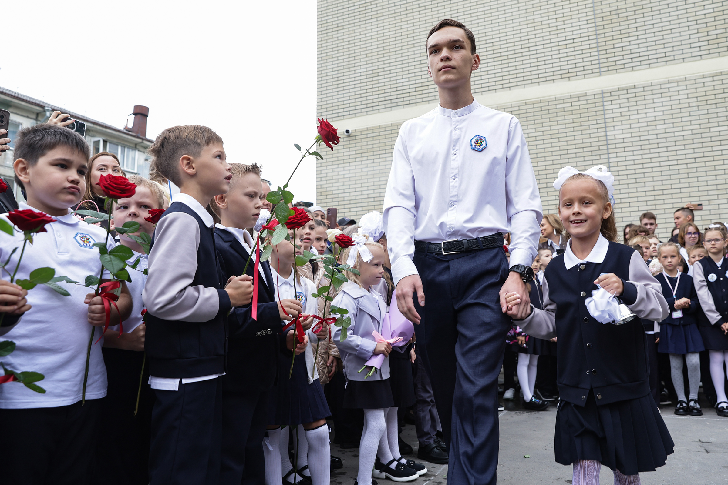 Новосибирск.

1 сентября для страны&nbsp;не только радостная дата. В этот день 21 год назад террористы захватили школу в Беслане. Более тысячи школьников, родителей и учителей были взяты в заложники, 334 человека погибли, включая 186 детей.