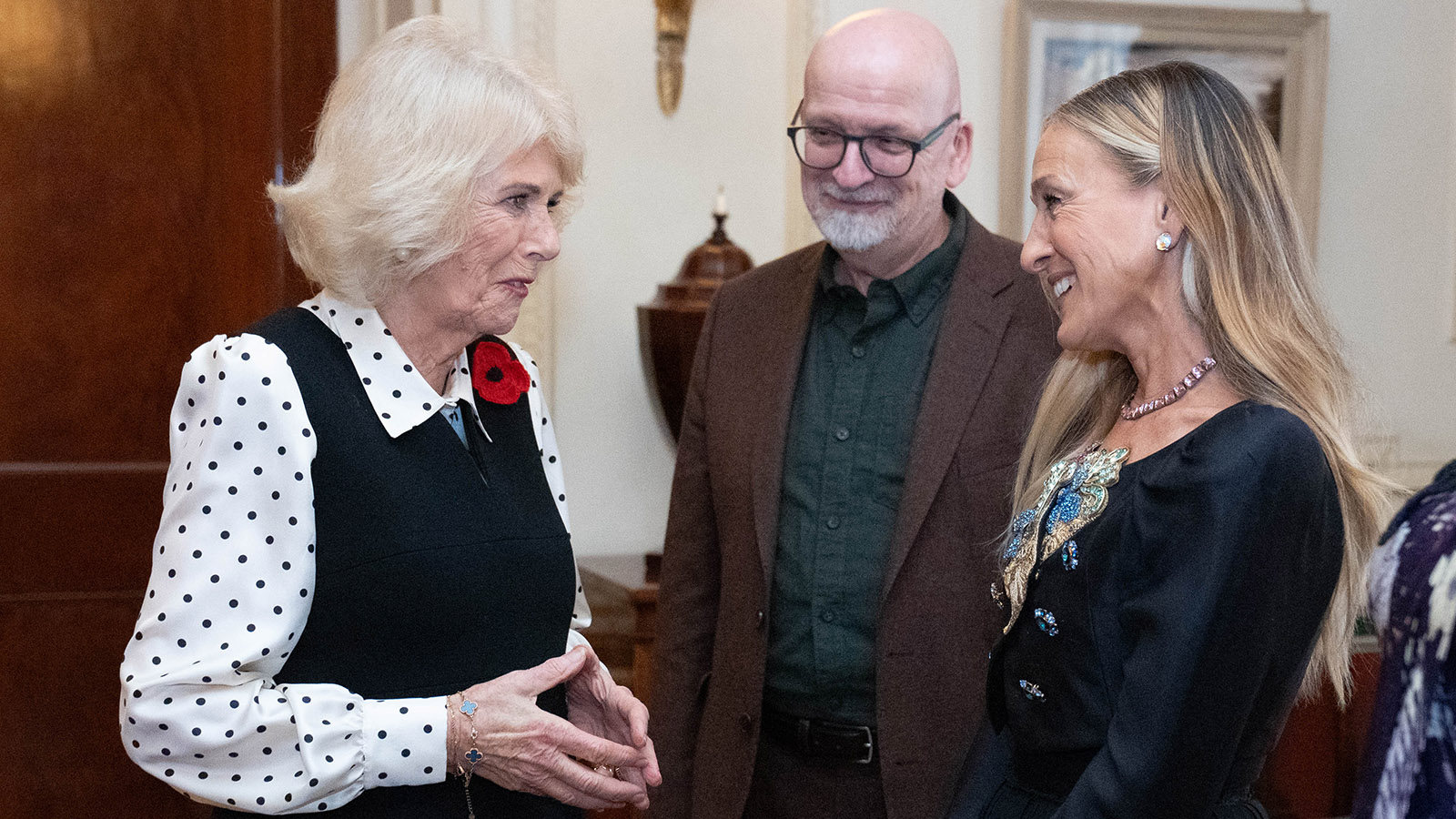 Королева Камилла беседует с Сарой Джессикой Паркер. 11 ноября 2025 года