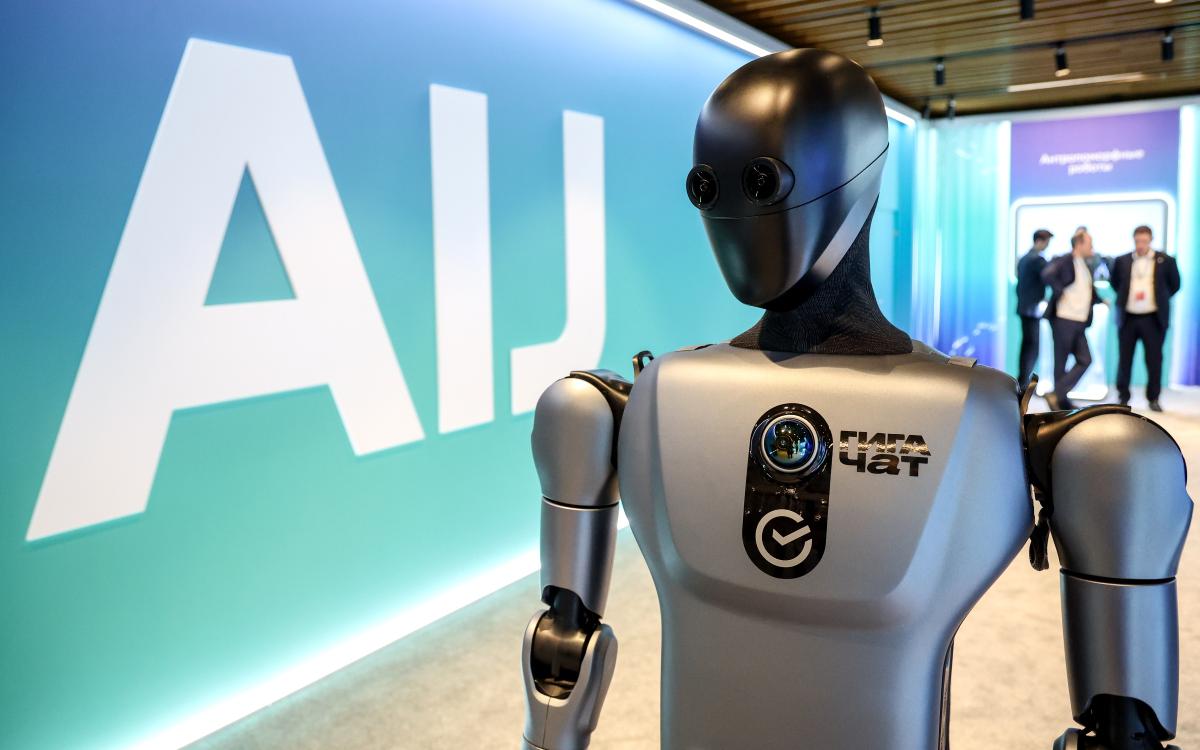 Антропоморфный робот с внедренной нейросетью &laquo;Сбера&raquo; GigaChat на 10-й международной конференции &laquo;AI Journey: путешествие в мир искусственного интеллекта&raquo; в штаб-квартире &laquo;Сбера&raquo;