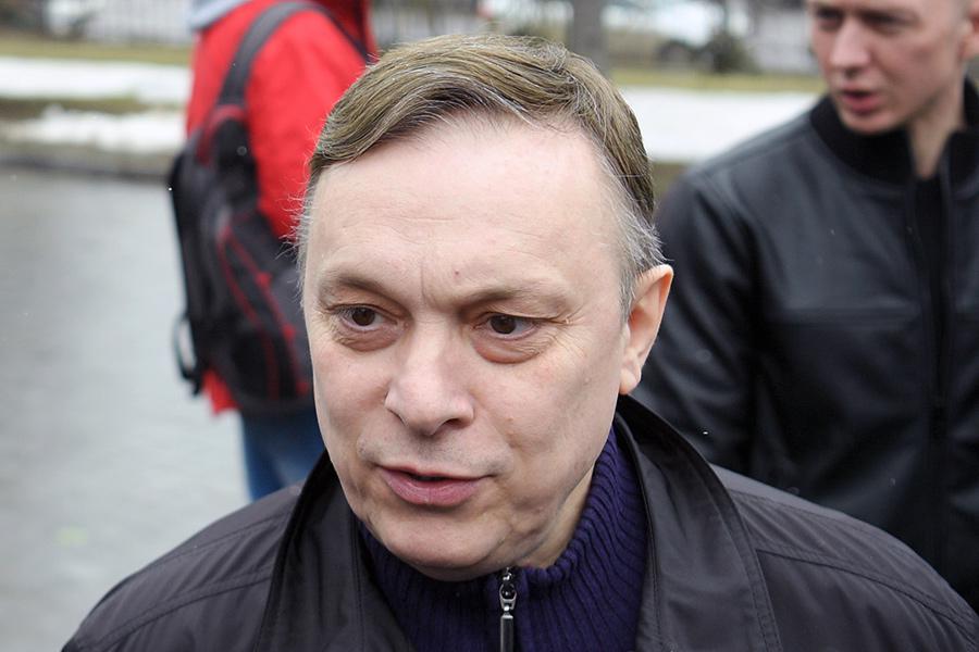 В конце ноября стало известно, что МВД объявило в уголовный розыск продюсера &laquo;Ласкового мая&raquo; Андрея Разина. Его заподозрили в присвоении денежных средств композитора Сергея Кузнецова, которые предназначались ему в качестве лицензионного вознаграждения за исполнение песен, утверждала адвокат Асель Мухтарова-Казарновская, представляющая интересы семьи солиста группы Юрия Шатунова. По ее словам, Разину заочно предъявили обвинение в мошенничестве в особо крупном размере (ч. 4 ст. 159 УК), потерпевшей признана вдова Кузнецова.

Группа &laquo;Ласковый май&raquo; существовала с 1986 по 1992 год. Ее создал Кузнецов, а первую популярную песню &laquo;Белые розы&raquo; исполнил Шатунов. Распад коллектива произошел по инициативе Разина. По словам солиста, причиной стали внутренние разногласия, связанные с&nbsp;распределением&nbsp;доходов. Стороны прибегали к судебным разбирательствам из-за прав на песни. В 2022 году Шатунов и Кузнецов скончались. Сейчас следствие считает, что Разин длительное время получал выплаты как правообладатель песен из-за поддельного договора с Кузнецовым. Продюсеру грозит до десяти лет лишения свободы.