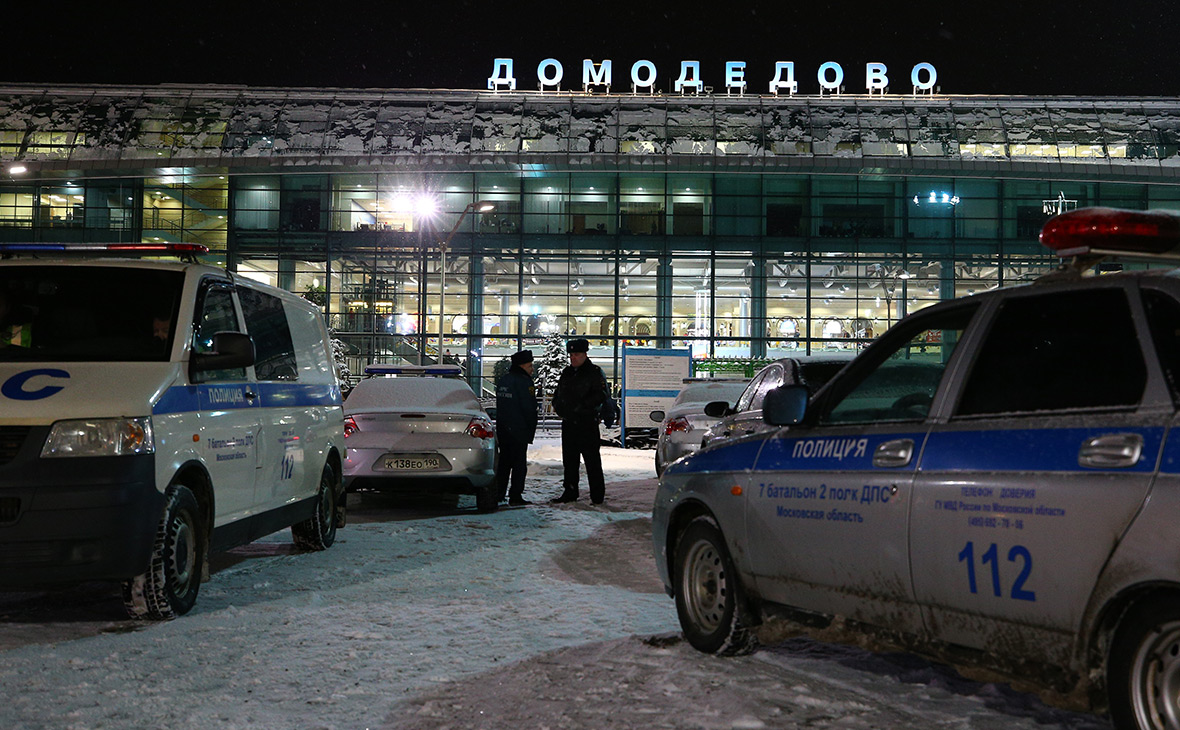 Автомобили полиции в аэропорту Домодедово после крушения пассажирского самолета Ан-148, 11 февраля 2018 года