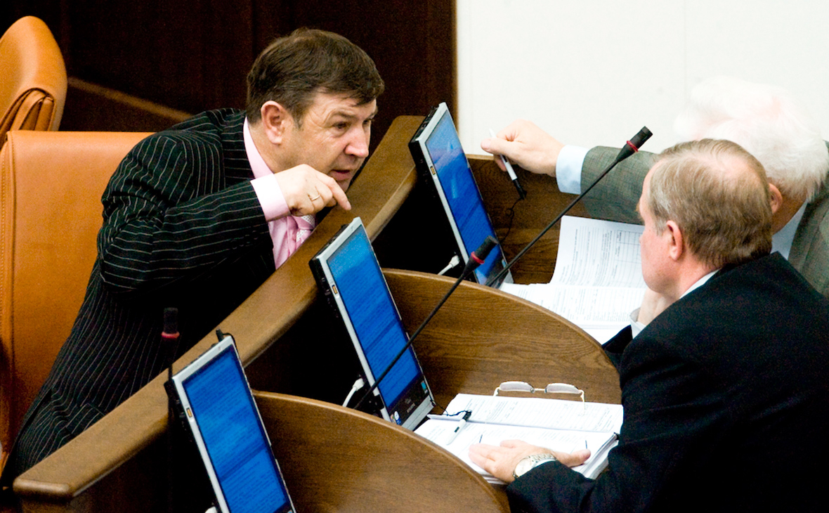 Петр Медведев (слева)