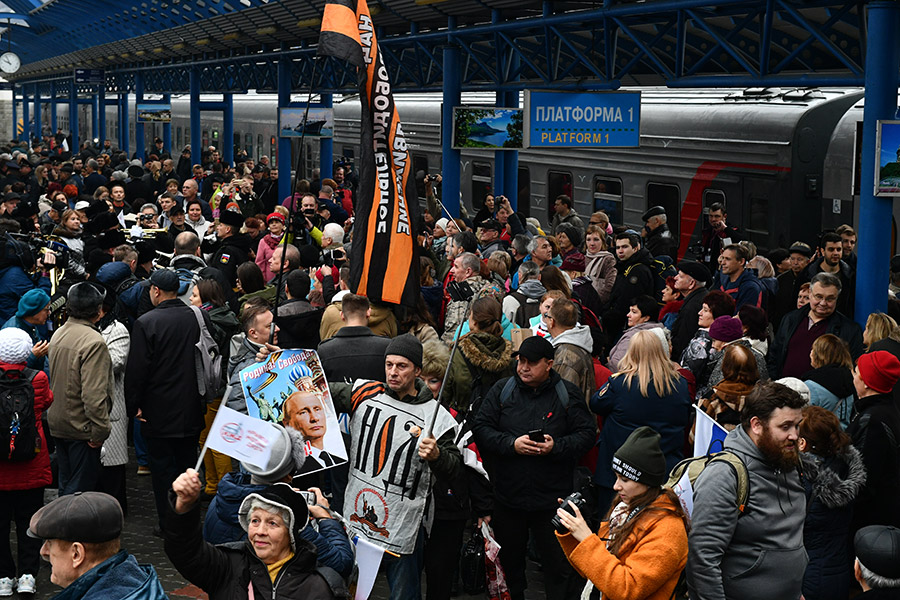 Поезд отправился из Санкт-Петербурга в понедельник, в день открытия движения по железнодорожной части Крымского моста