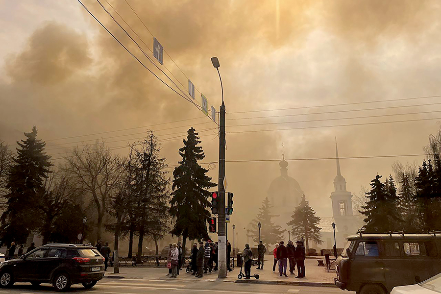 На фото: полумиллионный город окутал дым от пожара в здании Центрального научно-исследовательского института Войск воздушно-космической обороны, 21 апреля