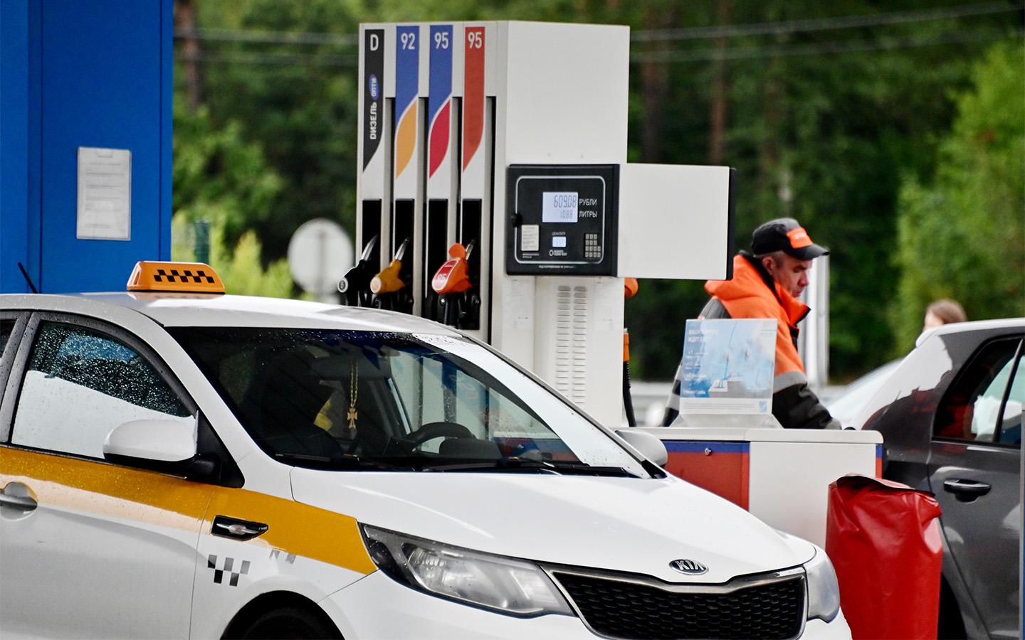 В России резко выросла стоимость топлива на АЗС. С чем это связано