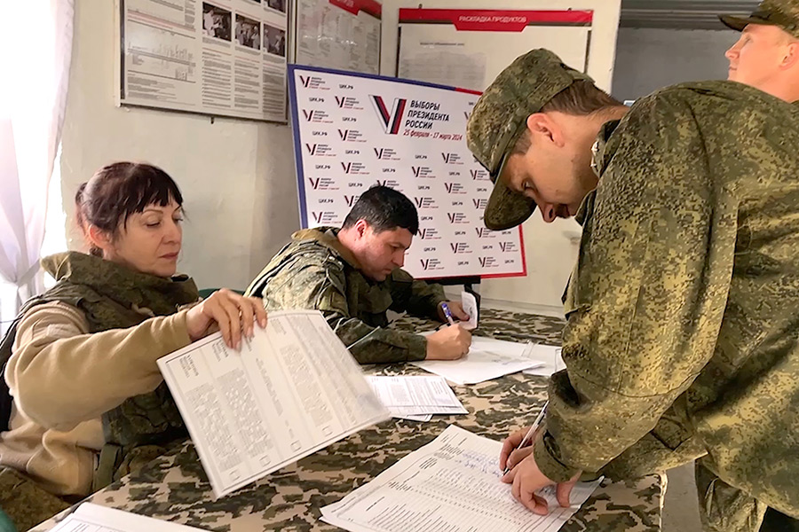 На фото: военнослужащий во время досрочного голосования на участке в Сирии.

Досрочное голосование проводилось и для российских граждан, находящихся за границей. Для его организации было организовано 74 участка в 51 стране.