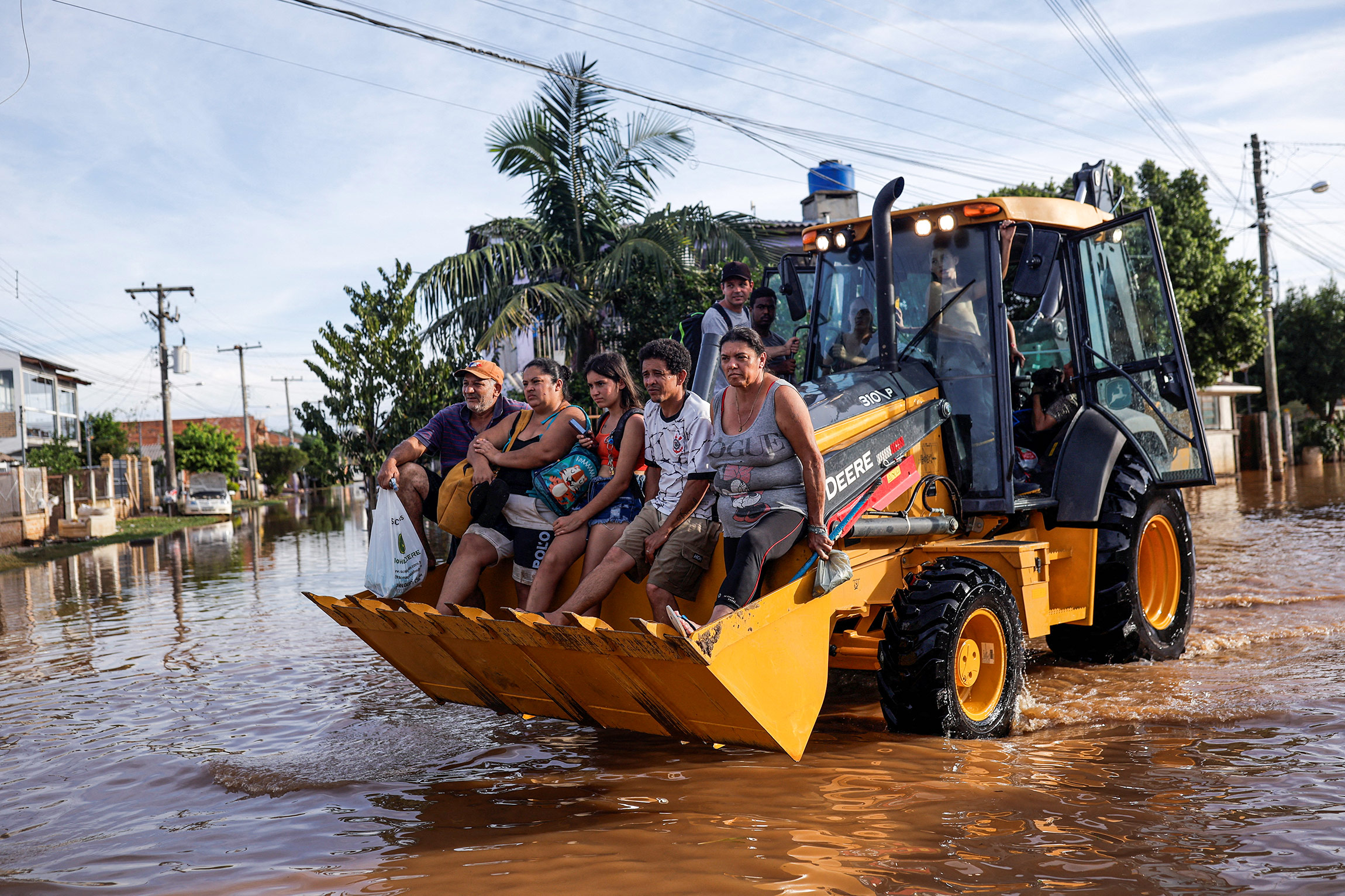Эвакуация жителей муниципалитета Элдораду-ду-Сул.