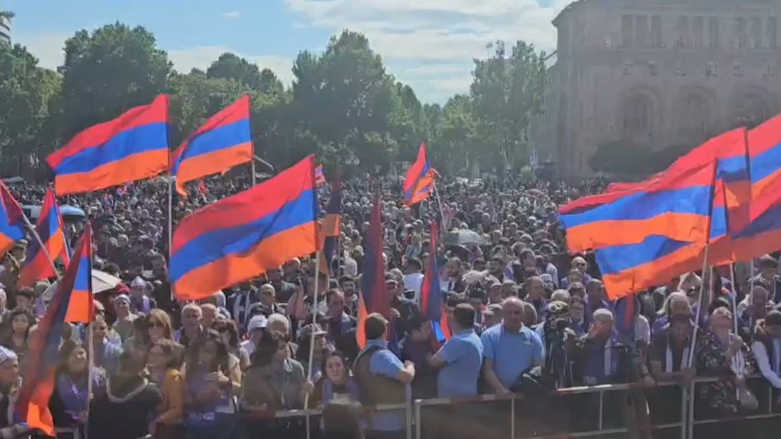 Оппозиция в Ереване предложила на пост премьера архиепископа