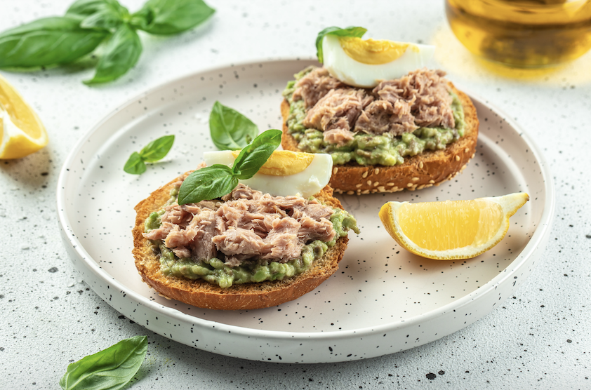 Тост с тунцом и авокадо